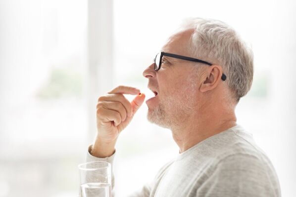 un homme prend un antibiotique pour la prostatite